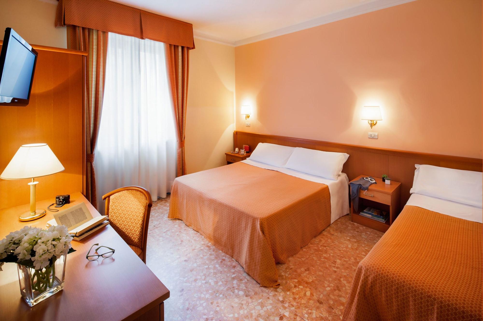 Hotel Centrale Curtis Alassio Buitenkant foto