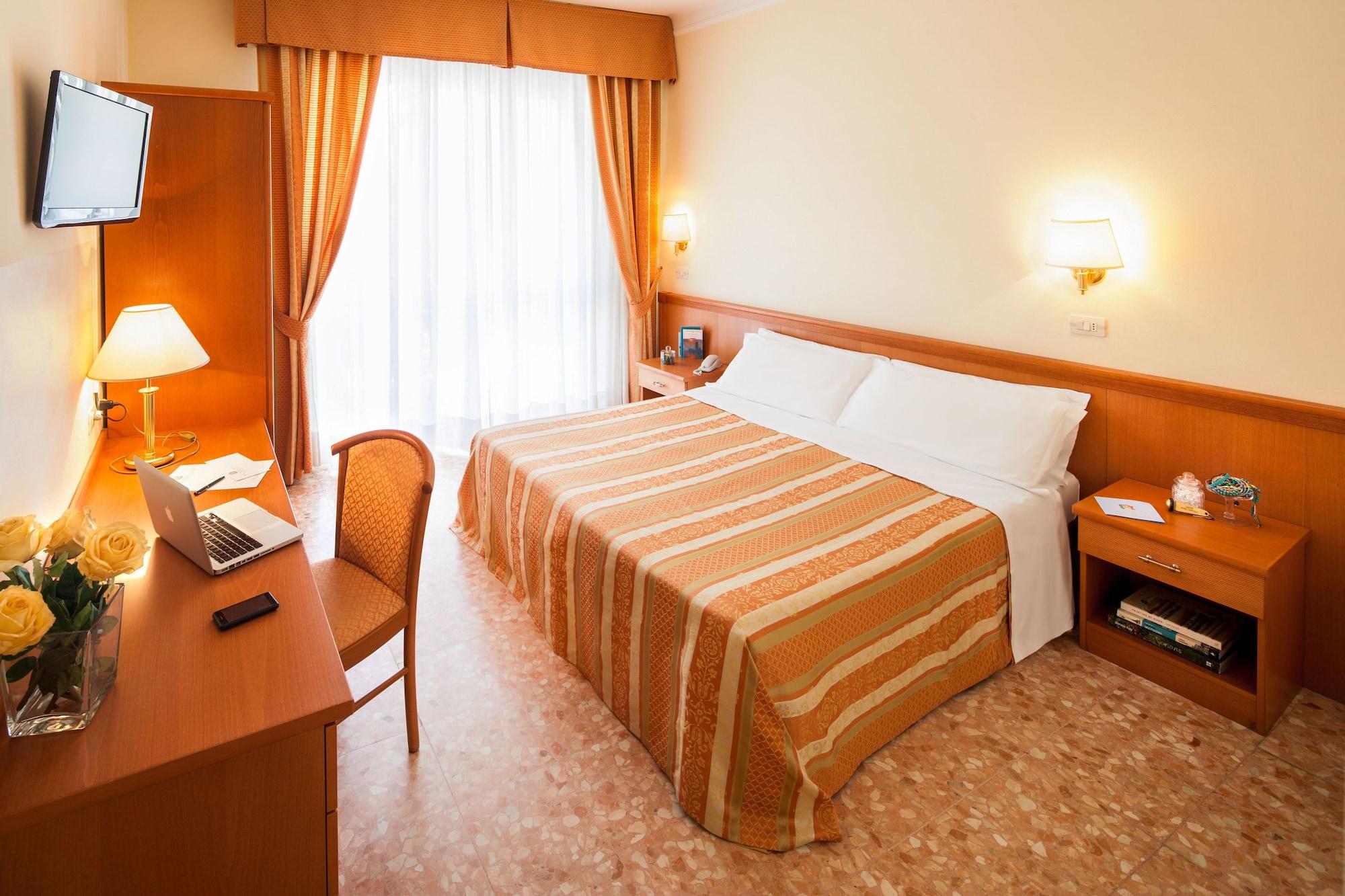 Hotel Centrale Curtis Alassio Buitenkant foto