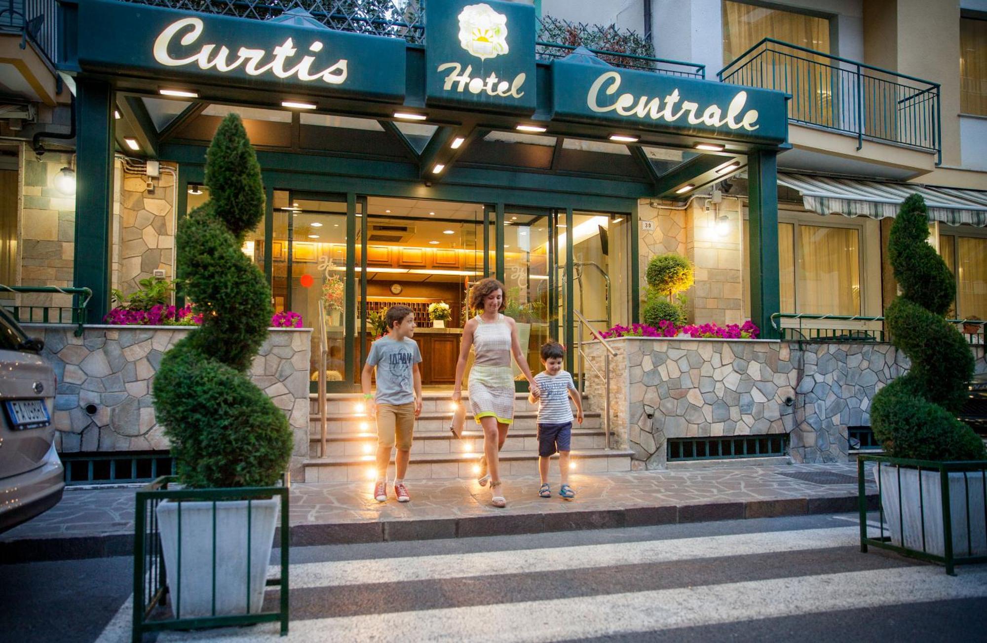 Hotel Centrale Curtis Alassio Buitenkant foto