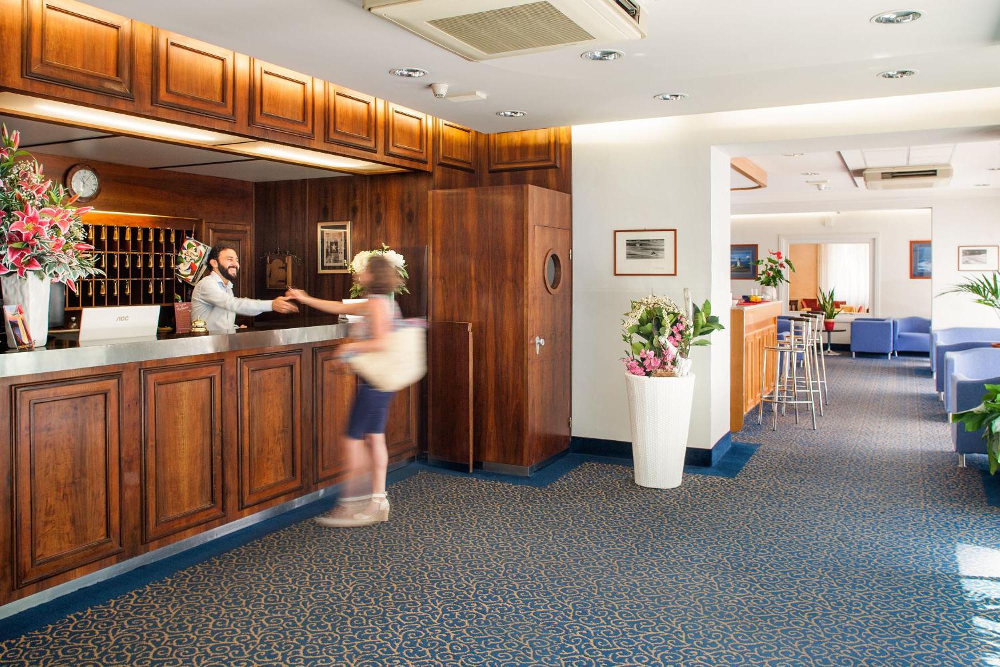 Hotel Centrale Curtis Alassio Buitenkant foto