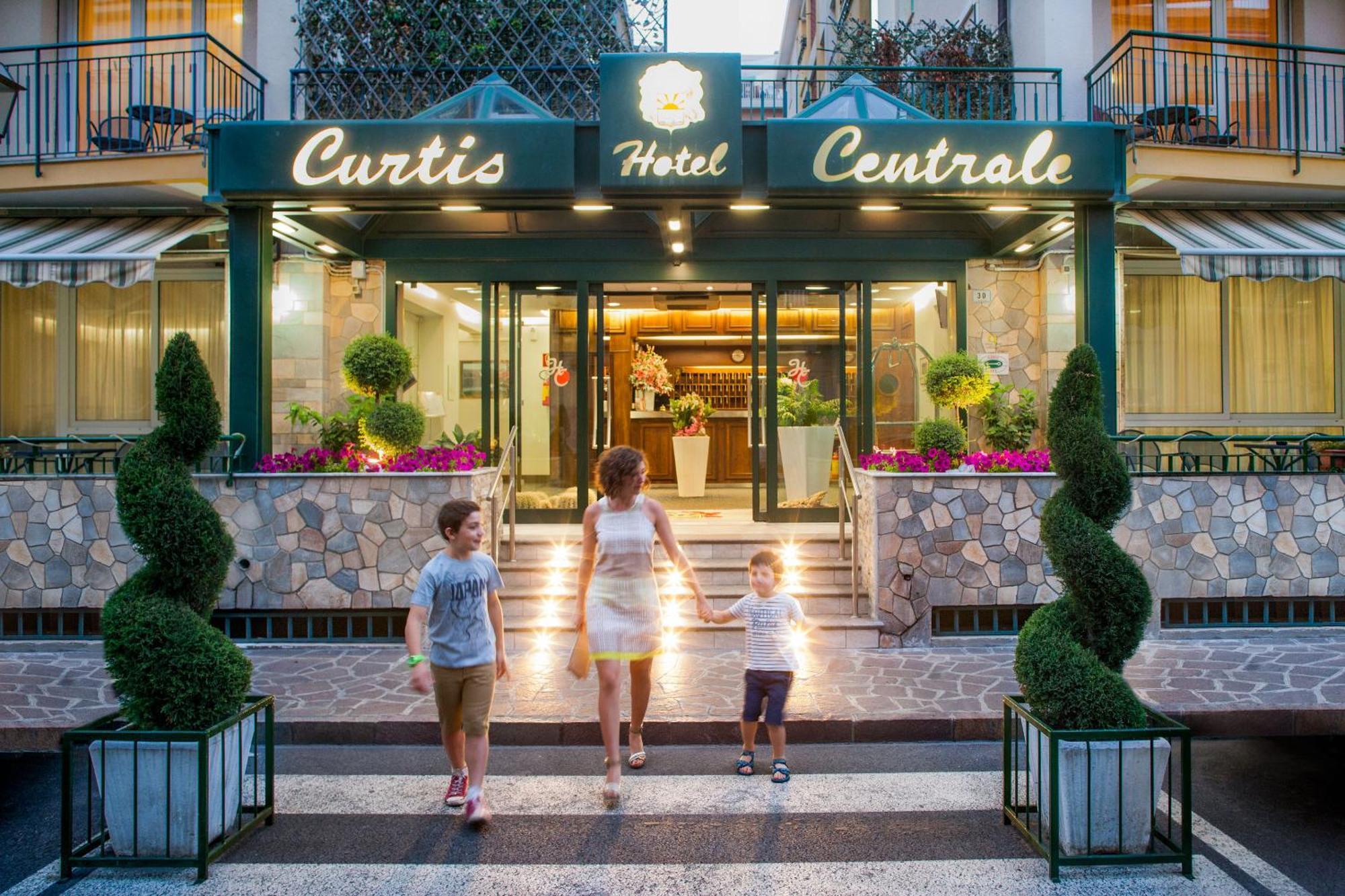 Hotel Centrale Curtis Alassio Buitenkant foto