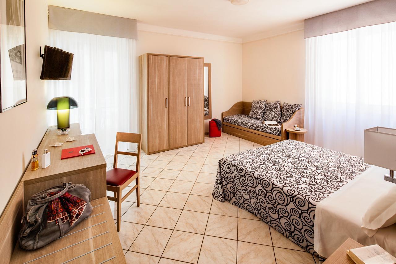 Hotel Centrale Curtis Alassio Buitenkant foto
