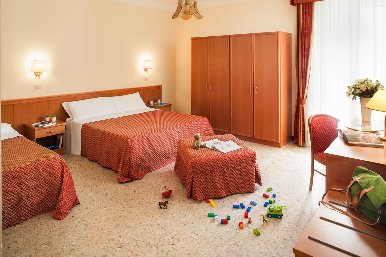 Hotel Centrale Curtis Alassio Buitenkant foto
