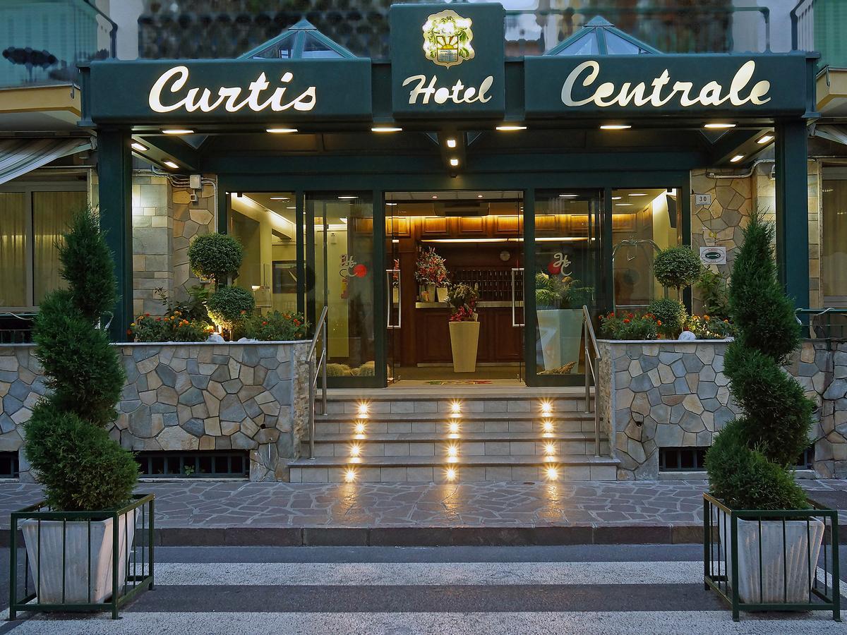 Hotel Centrale Curtis Alassio Buitenkant foto