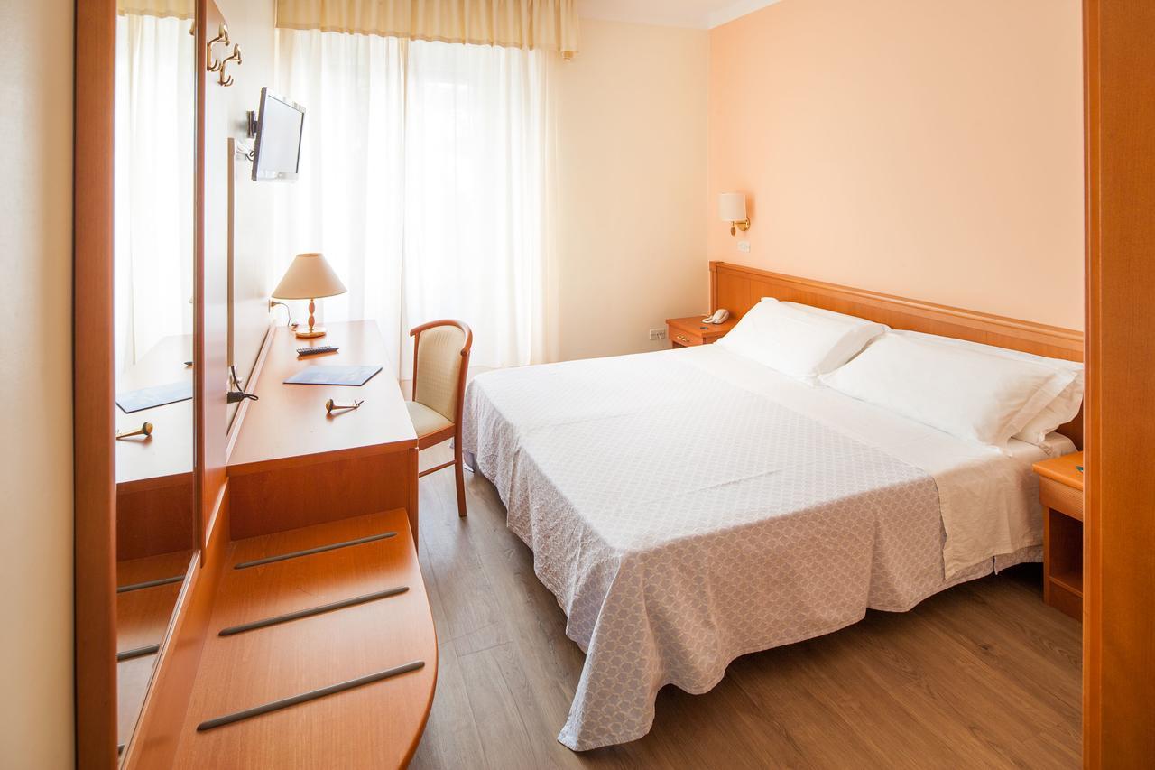 Hotel Centrale Curtis Alassio Buitenkant foto